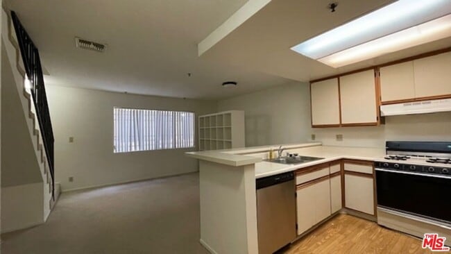 Building Photo - 420 S Harvard Blvd