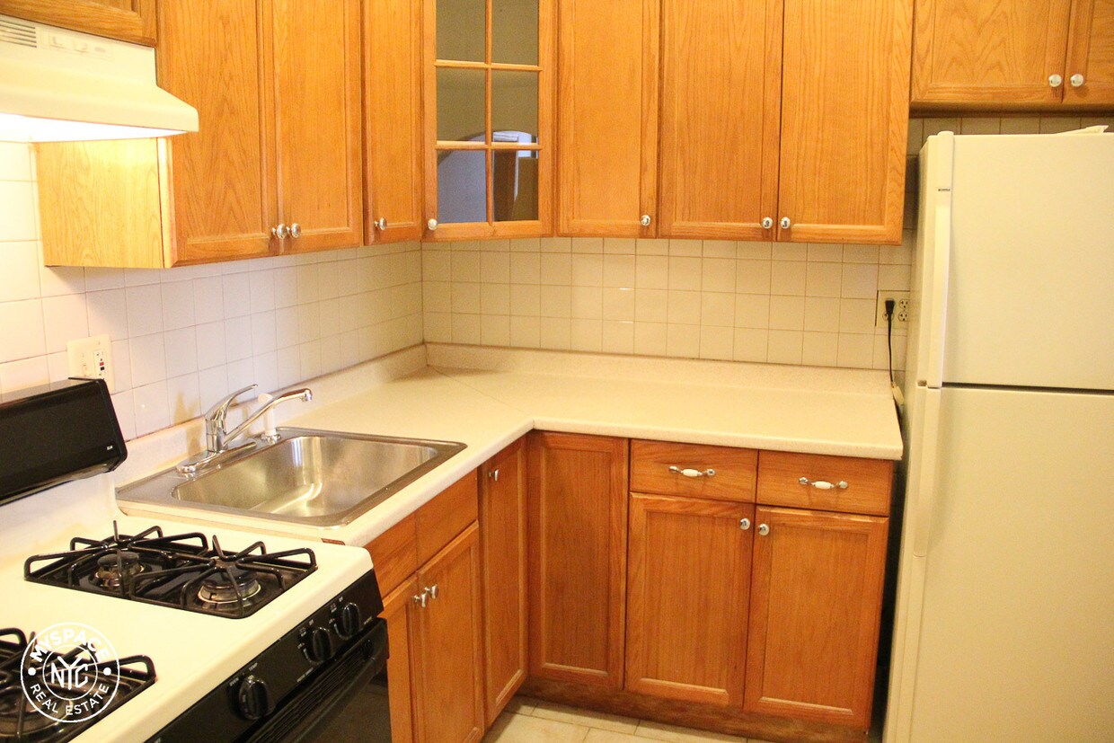 Primary Photo - 742 Franklin Ave
