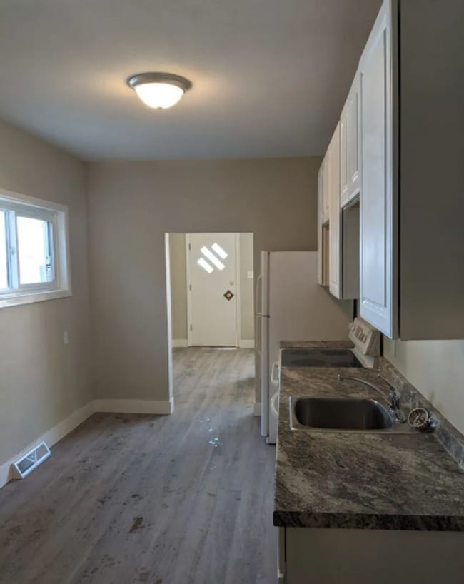 Building Photo - Spacious 3 Bedroom Home with Garage – Available August 1!