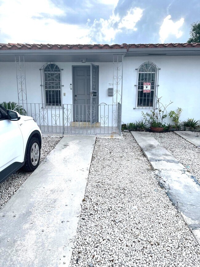 Building Photo - 728 NW 22nd Ct