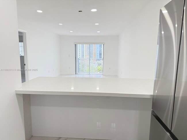 Foto del edificio - 7101 Byron Ave