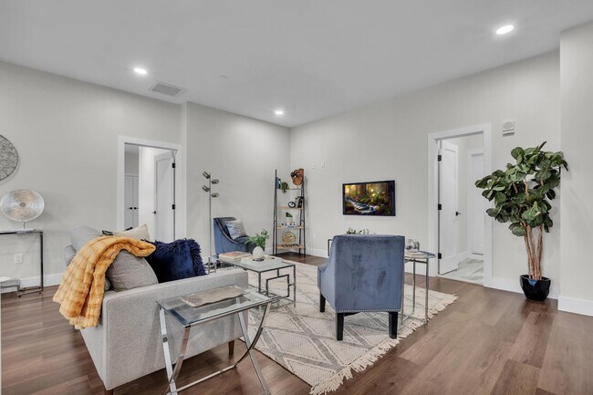 Building Photo - 185 Ashford Ave