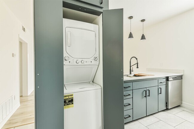 Foto del edificio - 5922 Fairdale Ln