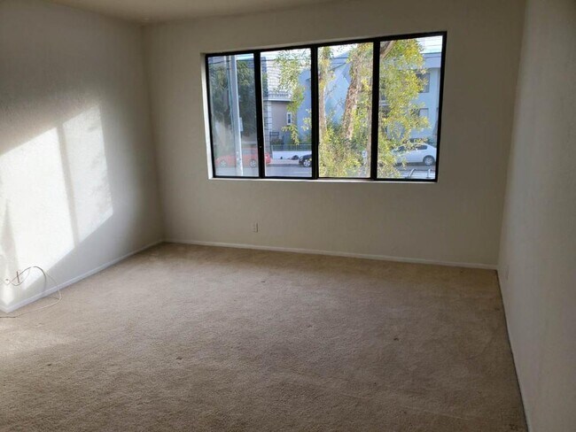 Foto del edificio - 4619 Kester Ave