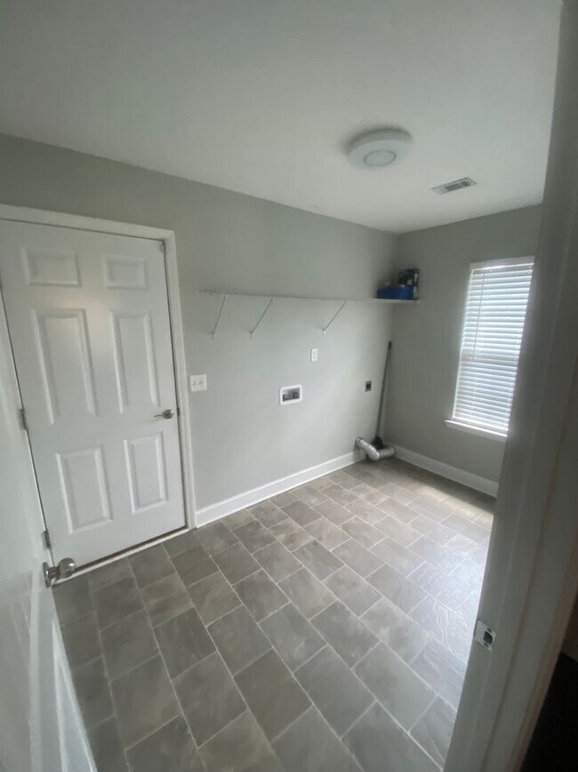Building Photo - 4 Bedroom 2 Bath Home!