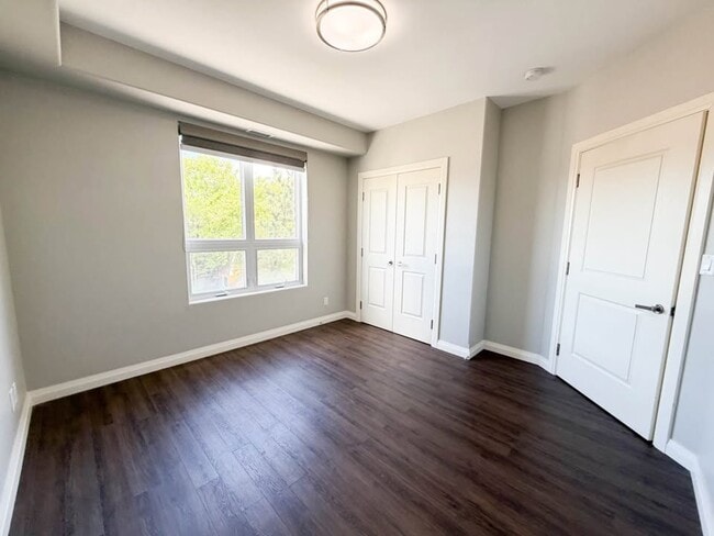 Building Photo - 347 Hyland Dr
