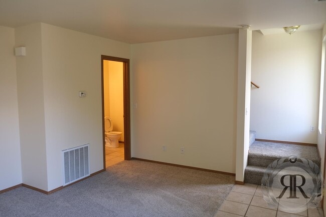 Building Photo - 2 Bedroom, 1 1/2 Bath Townhouse - Move In Ready!