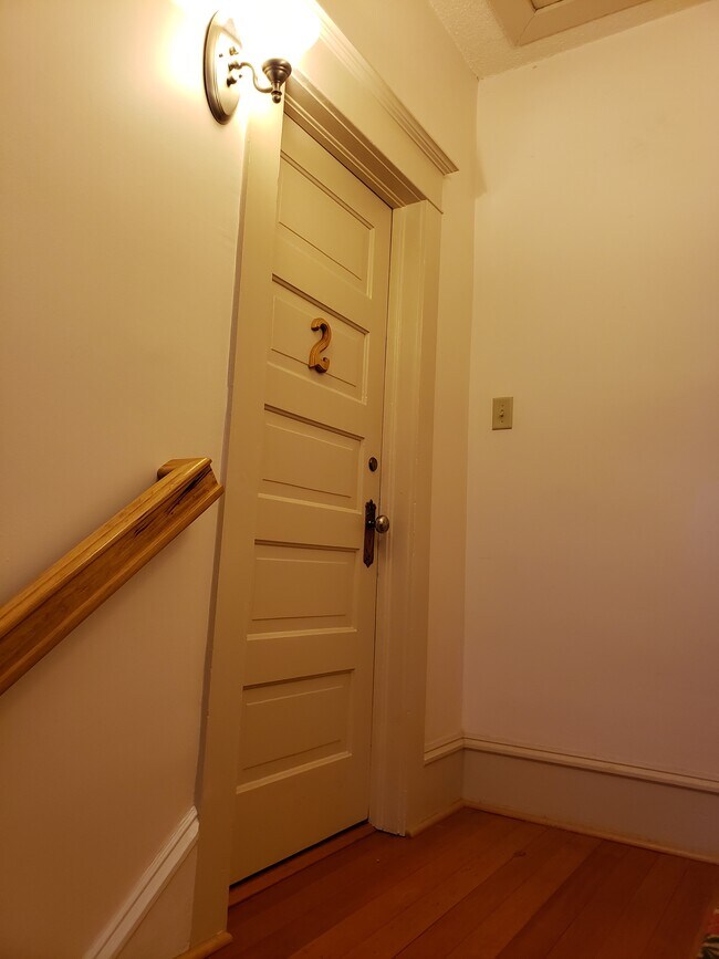 Entrada al apartamento 2 - 319 N 3rd St