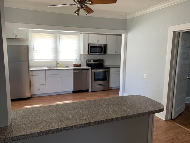 Foto del edificio - 421 Woodlawn Ave