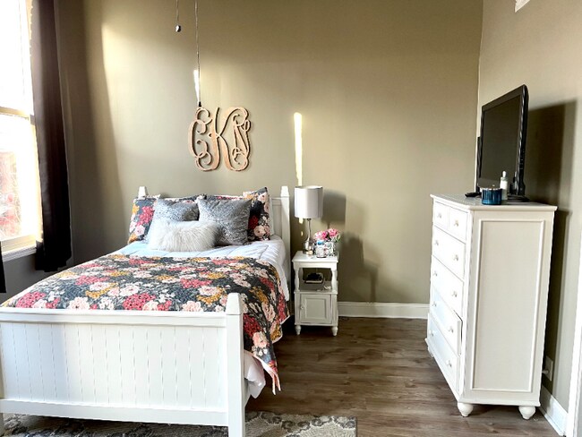 Building Photo - 211 Main St