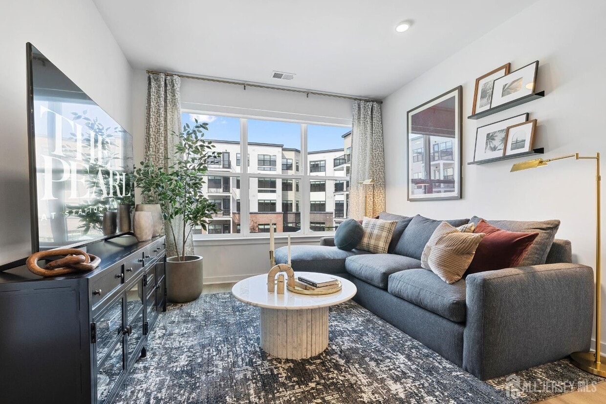 Foto principal - 2000 Schindler Dr