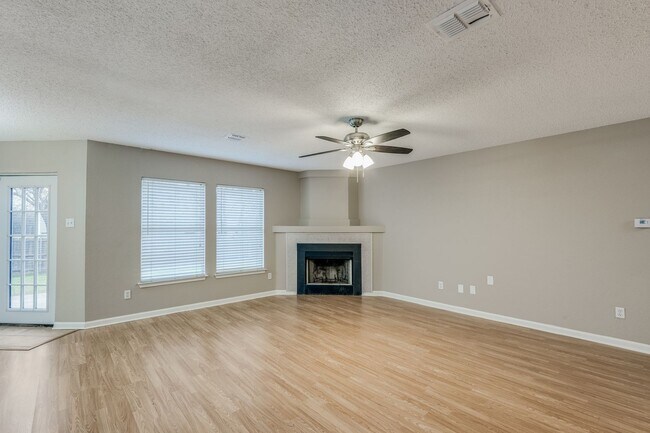 Building Photo - Updated 4BD, 2.5BA Home in Arlington with ...