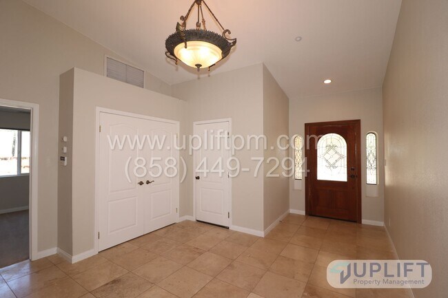 Foto del edificio - 3 Bed, 2 Bath House w/ 2-Car Garage, Central HVAC, Very Private