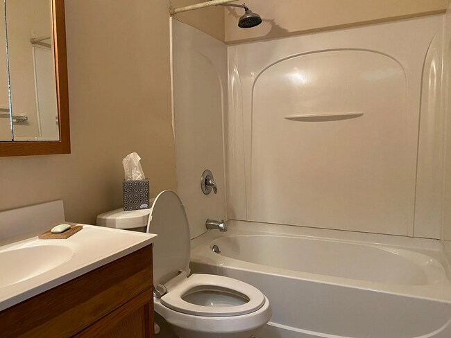 Foto del edificio - Charming 2 Bed / 1 Bath Cape Cod in Camp T...