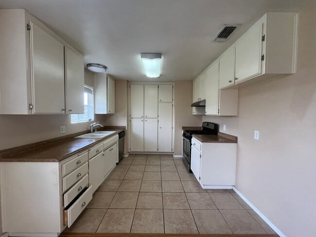 Building Photo - Golden Hills!