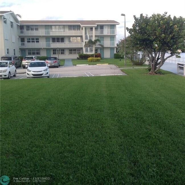 Building Photo - 350 Horizon W
