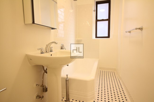 Foto del edificio - 8836 Elmhurst Ave
