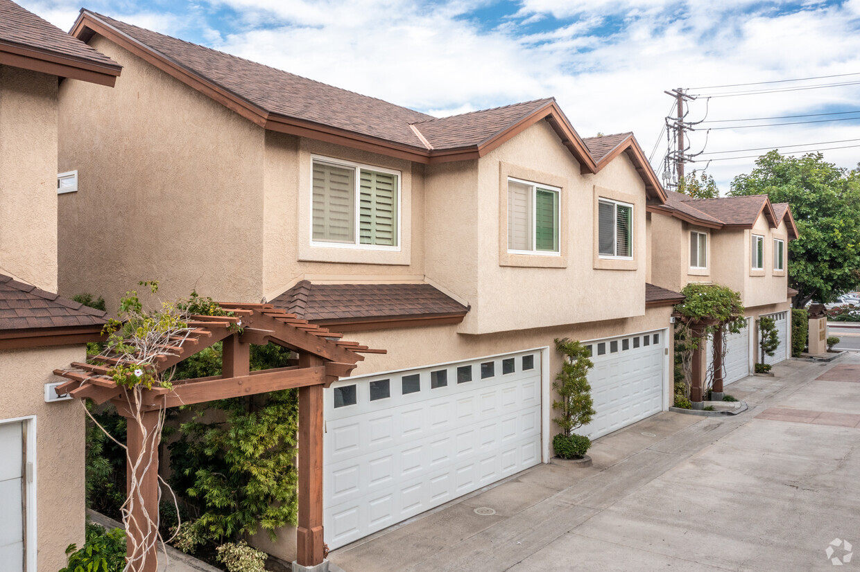Primary Photo - Oak Crest Villas