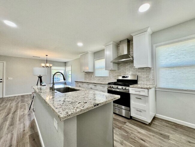 Building Photo - NEWLY RENOVATED 3 BED, 3 BATH ONE STORY HO...
