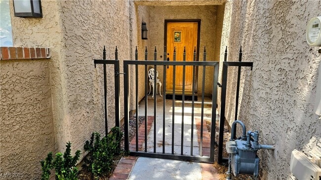 Foto del edificio - 7163 Mission Hills Dr
