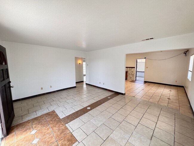 Building Photo - 1335 W Vista Way