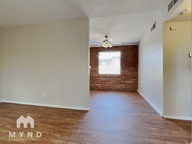 Building Photo - 910 S Dorsey Ln