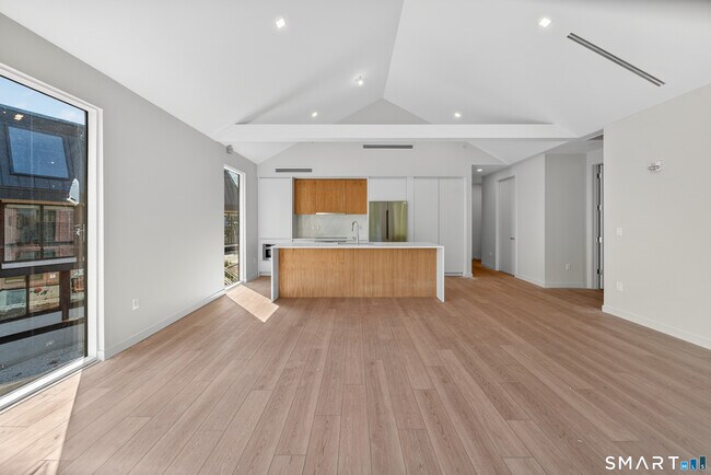 Building Photo - 253 Riverside Ave