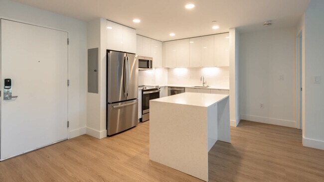 Building Photo - Third Square