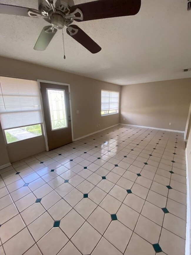 Foto del edificio - 3 Bed 1 Bath Home With Washer Dryer Hook U...