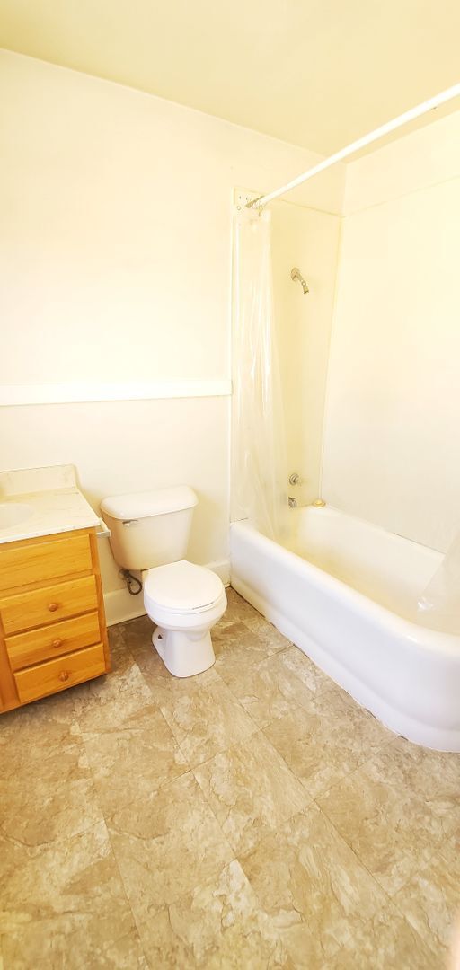 Foto del edificio - Lower 1 Bedroom Apartment