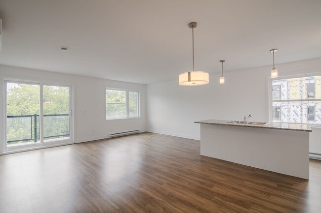 Photo du bâtiment - 1800 Rue Victoria