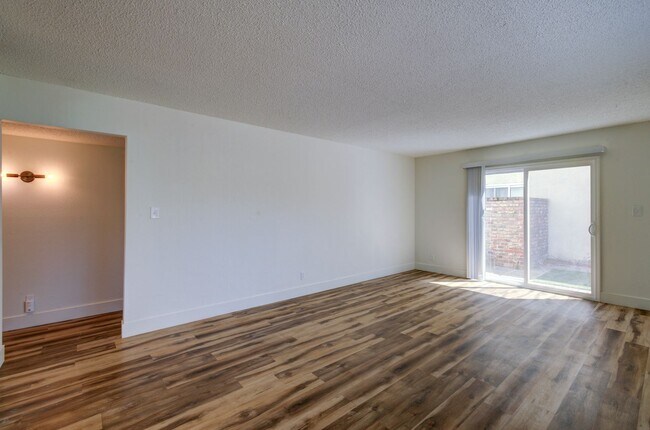 Foto del edificio - 5085 N Roosevelt Ave