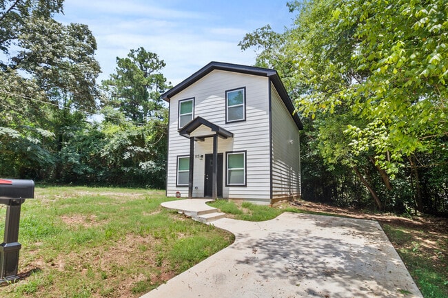 Building Photo - 2663 Village Green Ln