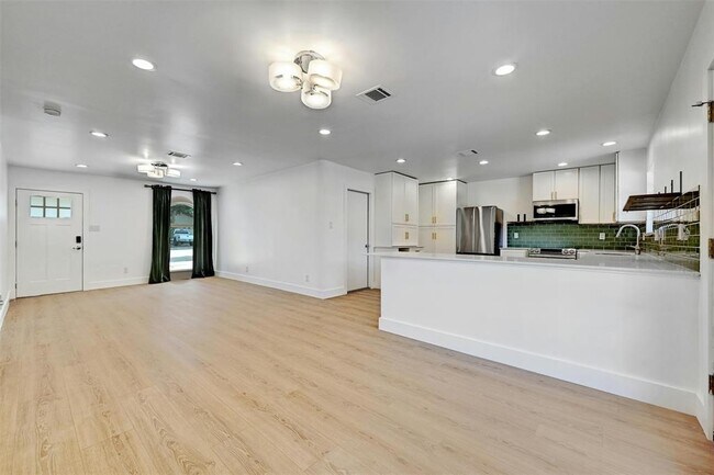 Building Photo - 2604 Berkett Dr