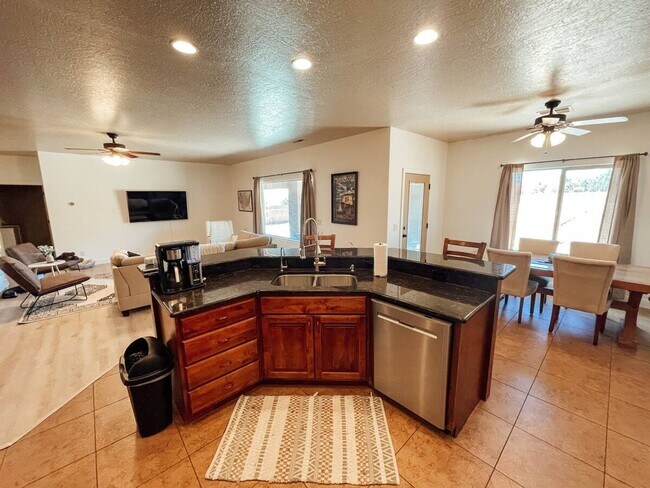 Foto del edificio - 6 Bedroom Home In Apple Valley!