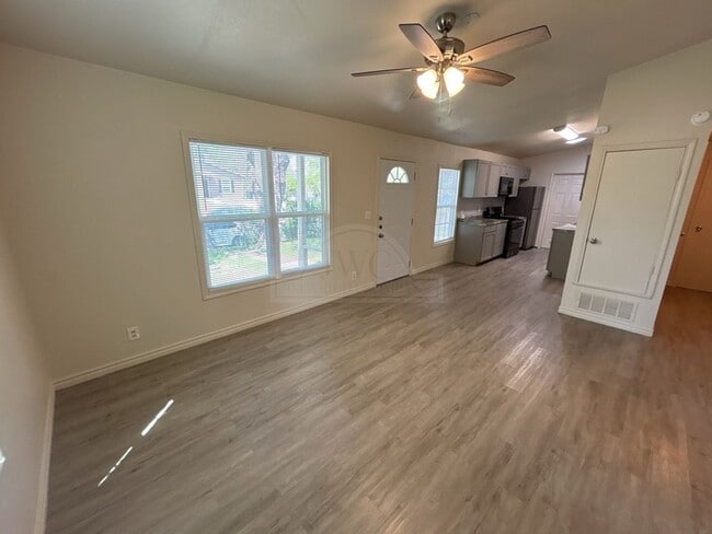 Building Photo - 912 Southside Dr