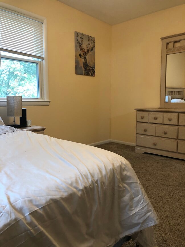 FURNISHED BEDROOM - 5112 Hollywood Rd House