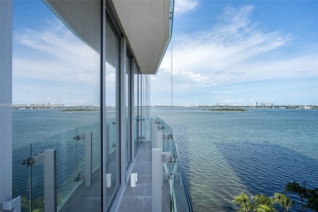 Building Photo - 700 NE 26th Terrace