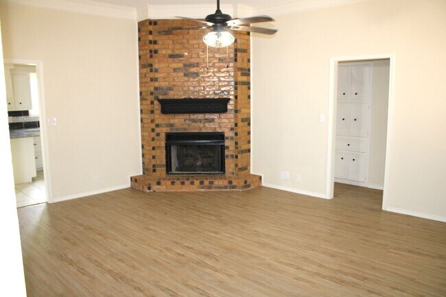 Building Photo - Remodeled 3/2/2 home Spacious & Modern