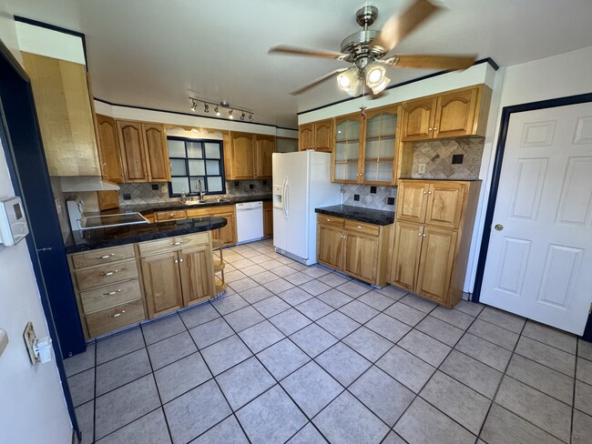 Kitchen - 466 W 500 N
