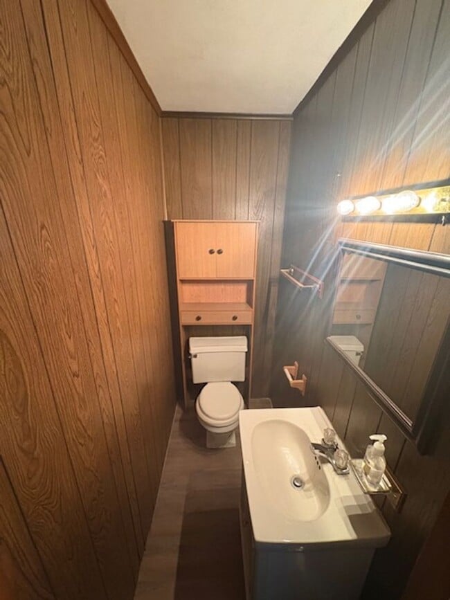 Building Photo - Single Family Home - 3 bedrooms / 2 bathrooms