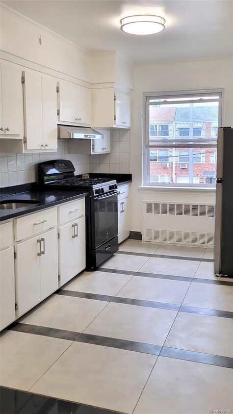 Primary Photo - 70-12 31st Ave