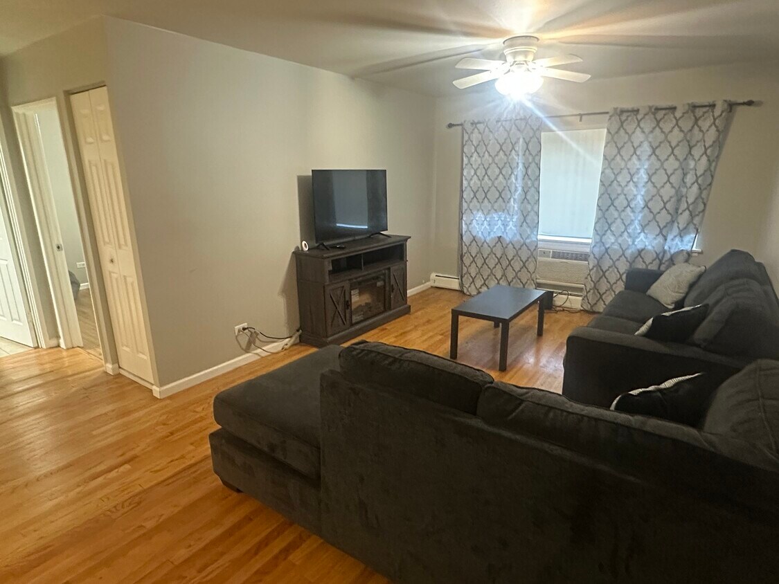 Foto principal - 7854 S South Shore Dr
