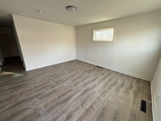 Building Photo - 3 bed 1 bath house with garage