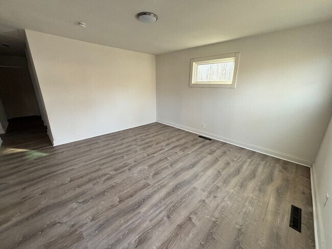 Foto del edificio - 3 bed 1 bath house with garage