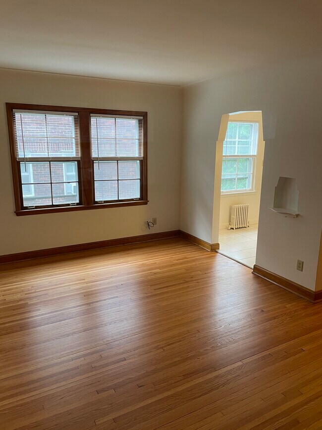 Building Photo - 227 Montrose Pl