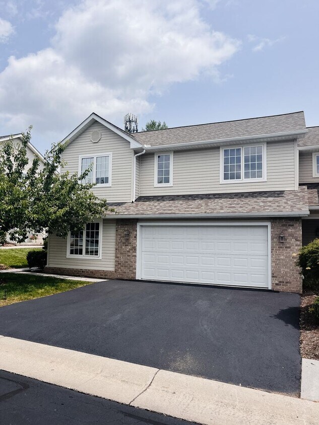 Building Photo - 3 Bedroom 2.5 Bath Townhouse with 2 Car Garage