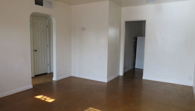Living Room - 718 W McKinley St