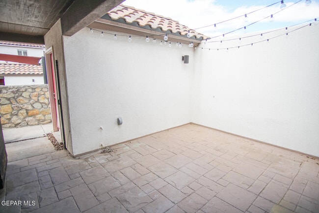 Building Photo - 4200 Camelot Heights Dr