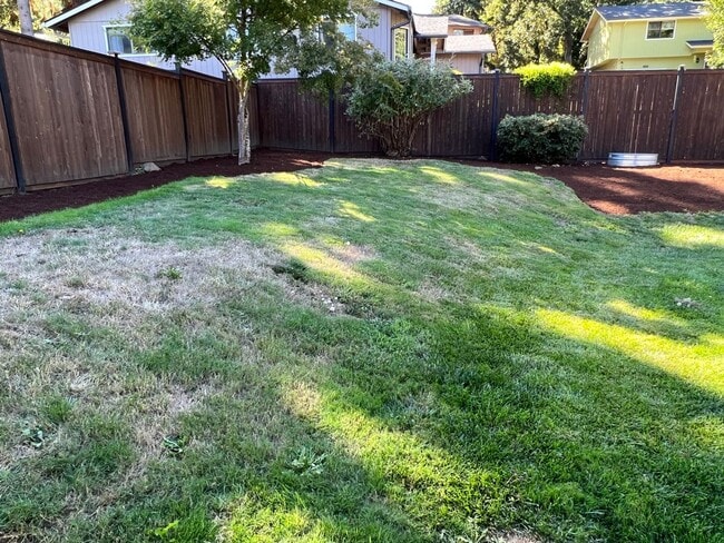 Building Photo - Nice 3 bedroom, 2 bath house in a great ne...